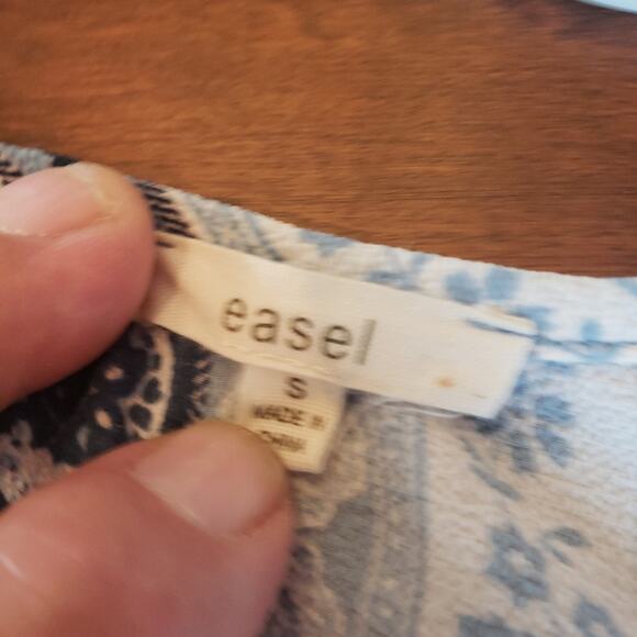 Easel S white blue and‎ tan tie in front - Picture 3 of 5